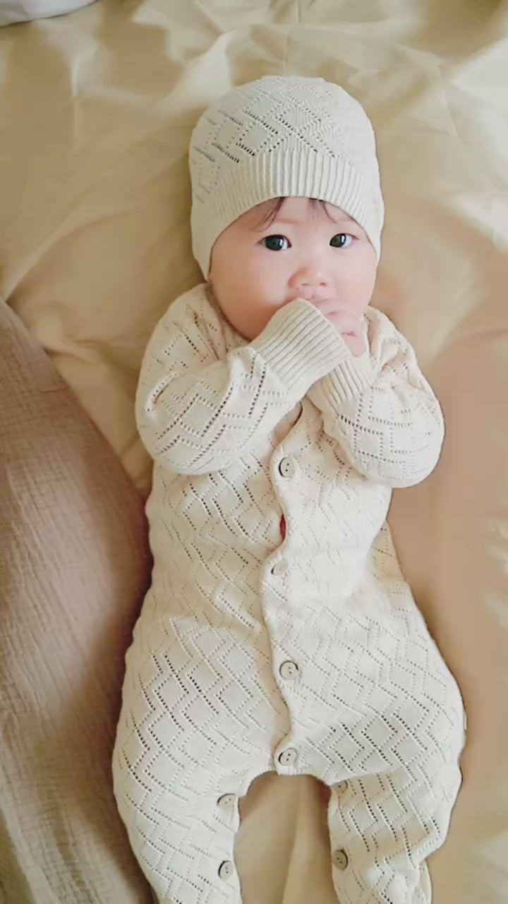 Cable Knit Organic Baby Footed Romper & Hat Set Video show  | Eotton Canada