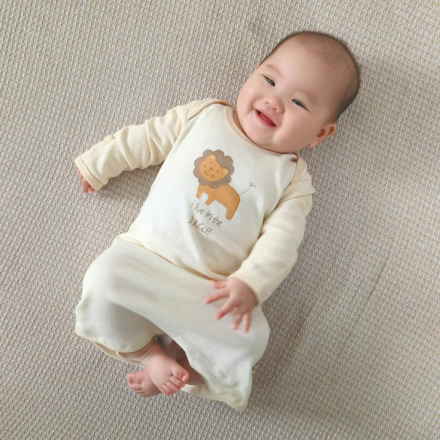 A newborn sleeping peacefully in a soft  easy-change organic cotton sleep gown | Eotton Canada