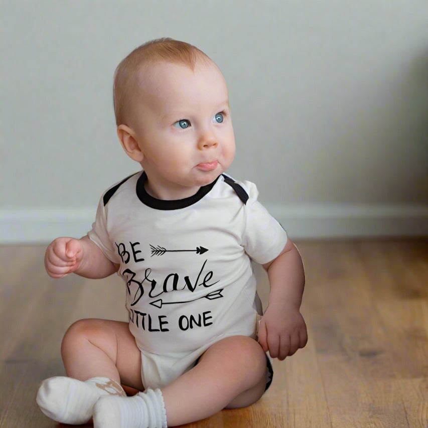 High contrast white organic baby onesie with bold black Be Brave print for newborn visual development | Eotton Canada
