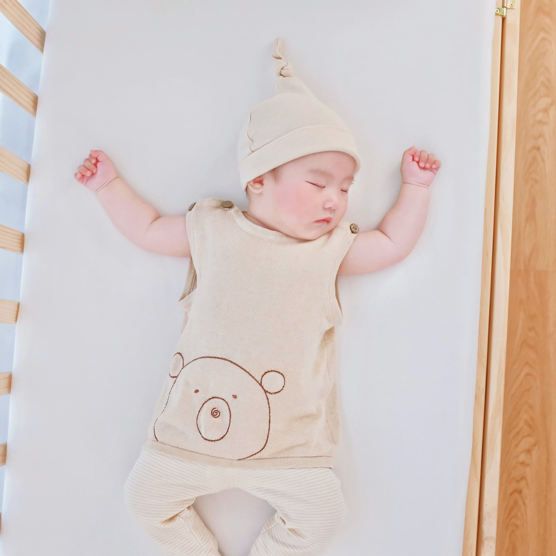 Organic teddy bear knitted baby vest in light caramel nature cotton with coconut shell buttons | Eotton Canada
