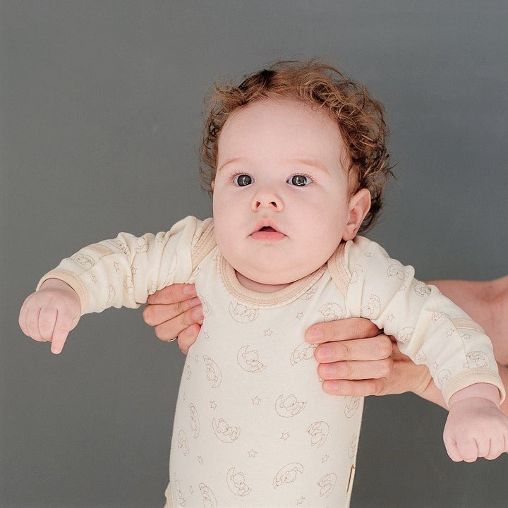 Organic baby star bodysuit with dreaming bear on the moon print - EottonCanada