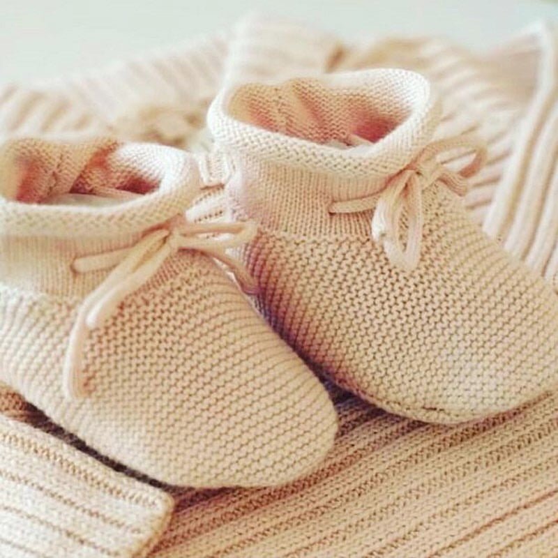 Heirloom style organic cable knit baby booties in a soft natural cream color | Eotton Canada