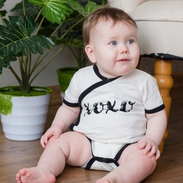 Short sleeve organic baby kimono with high contrast XOXO print